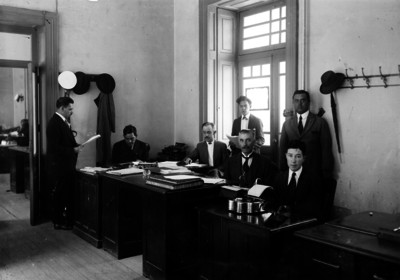Empleados en oficina pública
