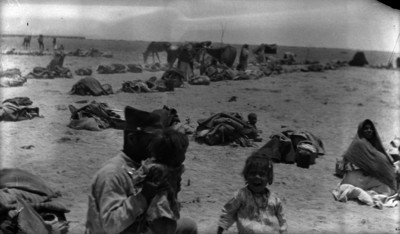 Soldado con su familia en campamento militar