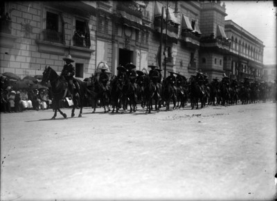 Desfile de rurales frente a Palacio Nacional