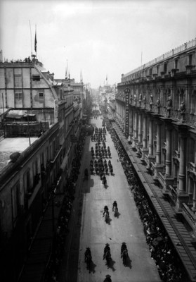 Desfile de rurales frente al centro Mercantil
