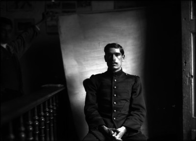 Militar en una oficina, retrato
