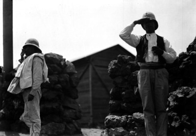 Soldados federales y centinelas fuera de un cuartel