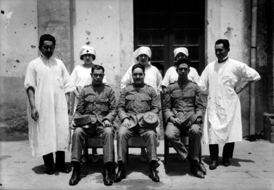 Militares acompañados por médicos