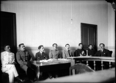 Miembros del consejo de guerra y hombres de clase media durante juicio en un tribunal