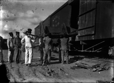 Miembros del ejército sube equipo de rescate a ferrocarril