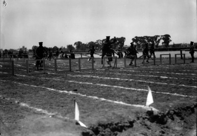 Soldados saltan obstáculos durante prácticas militares en un campo de entrenamiento
