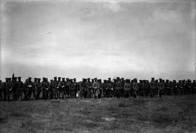 Soldados en campo militar, retrato