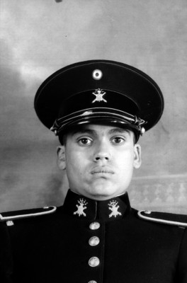 Cadete del Colegio Militar uniformado, retrato