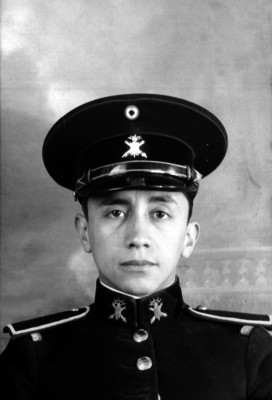 Cadete del Colegio Militar uniformado, retrato