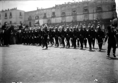Militares desfilan por el zócalo