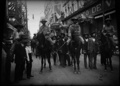 Soldados constitucionalistas a caballo por la avenida Madero