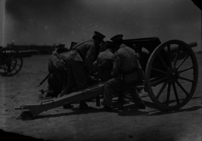Soldados de la artillería preparan cañón durante una práctica en un campo de entrenamiento