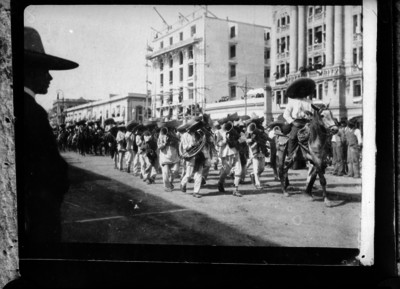 Emiliano Zapata encabeza sus tropas al entrar a la ciudad de México