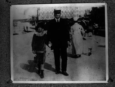 Porfirio Díaz caminando por la calle acompañado de su nieta