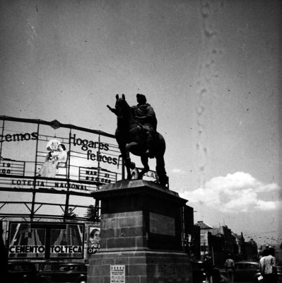 Monumento a Carlos IV en Av. Reforma, vista parcial