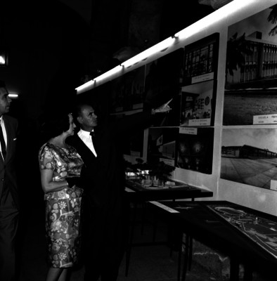 Eva Sámano de López Mateos y funcionarios en una exposición de la Comisión Federal de Electricidad