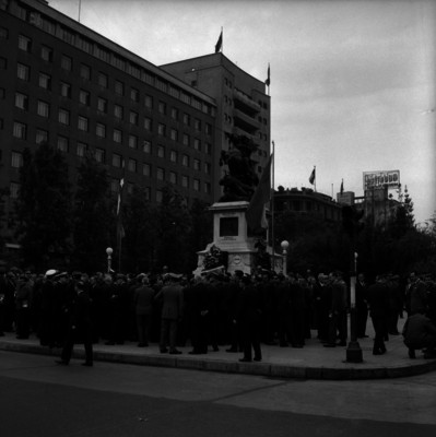 Aglomeración alrededor de un monumento durante una ceremonia