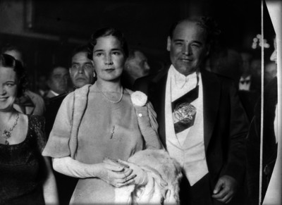 Abelardo L. Rodríguez y su esposa durante una ceremonia en Palacio Nacional