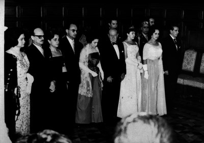 Adolfo López Mateos con su esposa y funcionarios durante una ceremonia en el Palacio Nacional