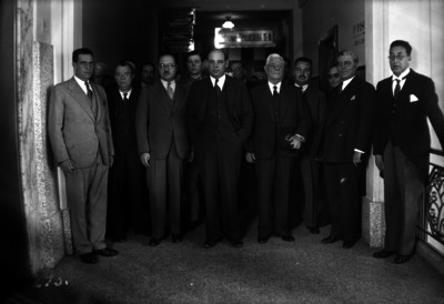 Abelardo L. Rodríguez y funcionarios en un pasillo, retrato de grupo