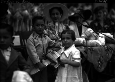 Amalia Solórzano de Cárdenas entregando a niños juguetes en una casa de cuna