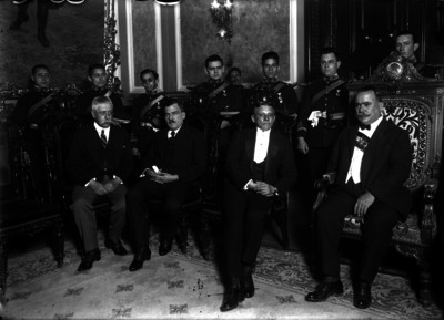 Alvaro Obregón, Plutarco Elías Calles, funcionarios y militares en Palacio Nacional, retrato de grupo