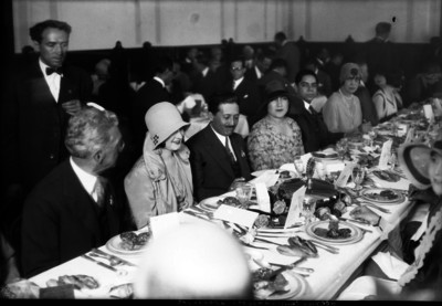Fernando Torreblanca, Hortencia Elías Calles y Lamberto Hernández en un banquete