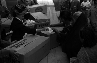 Soledad Orozco de Ávila Camacho, entregando estufas a mujeres