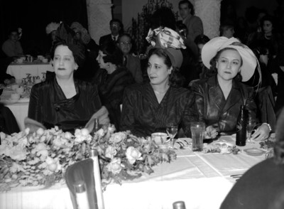 Beatríz Velasco de Alemán Valdés y otras personas durante un banquete