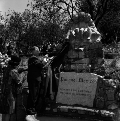 Eva Sámano de López Mateos develando un monumento en el Parque México