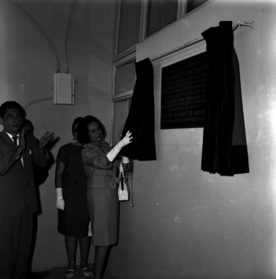Eva Sámano de López Mateos develando la placa de un orfanatorio en Guerrero