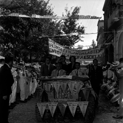 Bandas de guerra dando la bienvenida a Eva Sámano de López Mateos en un poblado