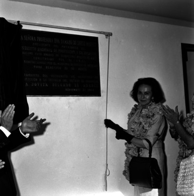 Eva Sámano de López Mateos, develando la placa del orfanatorio de Coyuca en Guerrero
