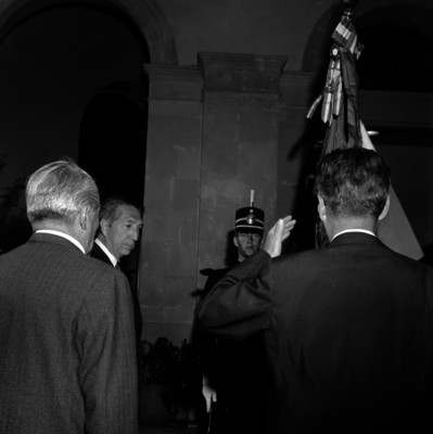 Gustavo Díaz Ordaz develando el busto de Benito Juárez, en el portico del Teatro de la República
