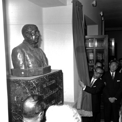 Gustavo Díaz Ordaz rindiendo honores a la bandera