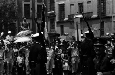 Soldados desfilando por las principales calles de la Cd. de México