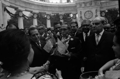 Gustavo Díaz Ordaz acompañado por funcionarios en un homenaje en el Hemiciclo a Juárez