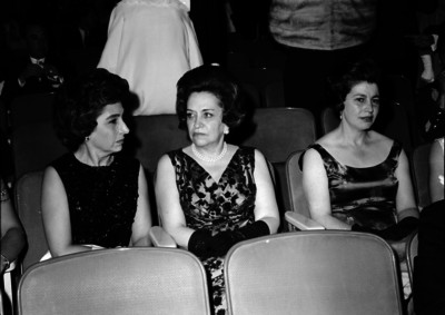 Guadalupe Borja de Díaz Ordaz acompañada de mujeres durante un evento