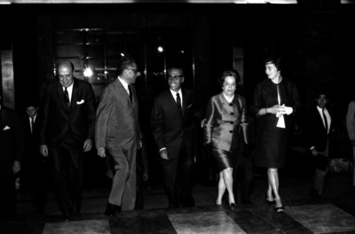 Gustavo Díaz Ordaz con su esposa y acompañantes entrando a un edificio