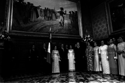 Gustavo Díaz Ordaz portando la bandera nacional en Palacio Nacional para la ceremonia del grito de Independencia