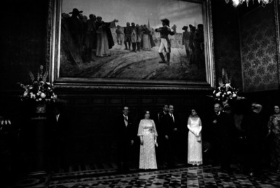 Gustavo Díaz Ordaz, su esposa y funcionarios en Palacio Nacional para la ceremonia del grito de Independencia