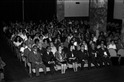 Gustavo Díaz Ordaz, su esposa y funcionarios durante un evento en un auditorio