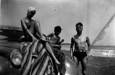 Pareja y niño en la playa