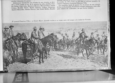 Francisco Villa y su estado mayor pasan revista a sus tropas antes de atacar la ciudad de Torreón, reprografía bibliográfica