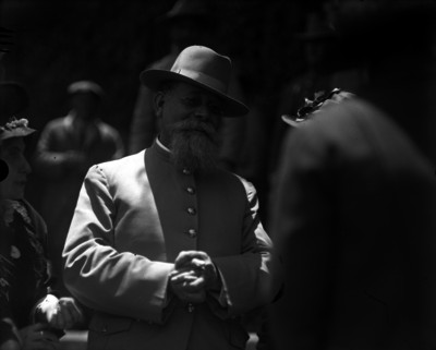 Venustiano Carranza conversando con un hombre