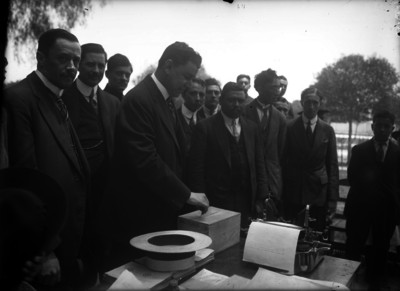 Adolfo de la Huerta deposita su voto en la urna