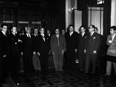 Adolfo Ruíz Cortines, Ernesto P. Uruchurtu y funcionarios en Palacio Nacional, retrato de grupo