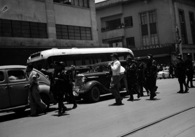 Militares sometiendo a una manifestación