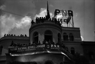 Pascual Ortíz Rubio con funcionarios y políticos en un palco del edificio del PNR