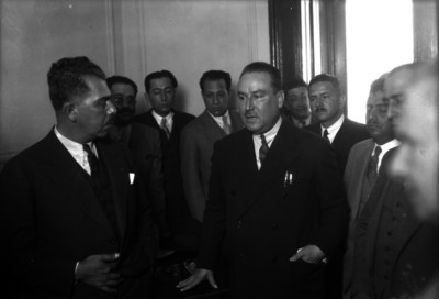 Lázaro Cárdenas con unos políticos
